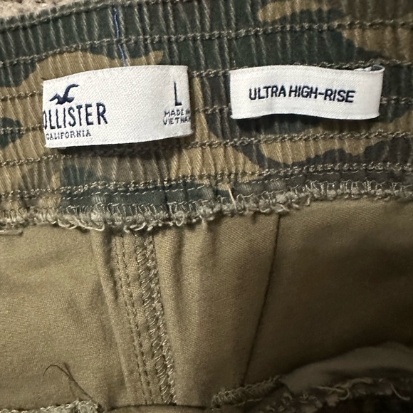 NWOT Women’s Hollister Ultra High Rise Camouflage Cargo Joggers - Picture 3 of 3